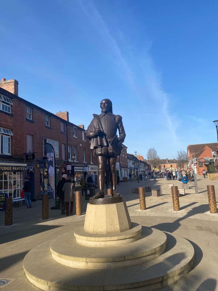 A statue of William Shakespeare