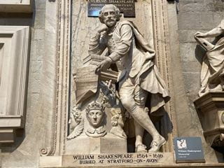 A statue of William Shakespeare